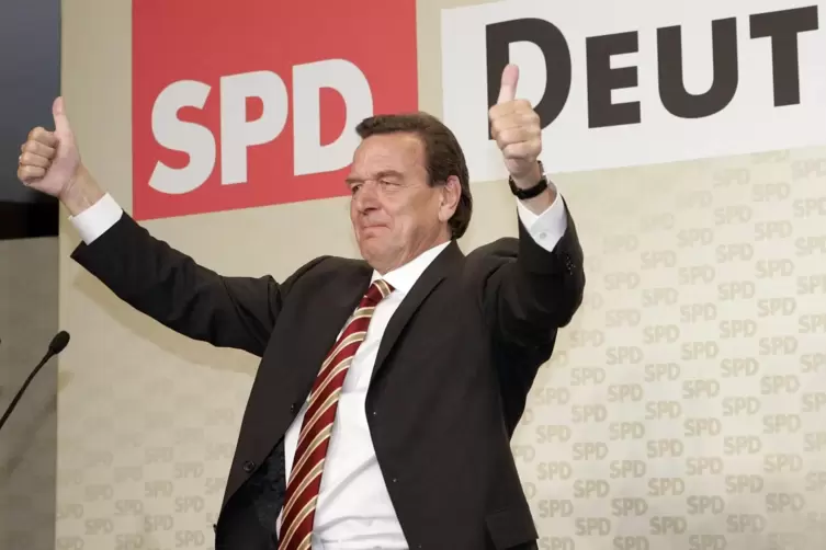 Als Kanzler inszenierte sich Gerhard Schröder gerne als Macher. Als Altkanzler steht er in der Kritik.