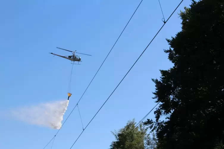 Ein Hubschrauber der Kabs l&ouml;schte aus der Luft. 
