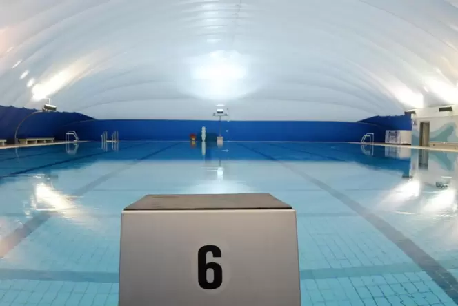 Die Traglufthalle, mit der das Stadionbad in das sogenannte Moby Dick umgewandelt wird, wird mit Heißluft betrieben.