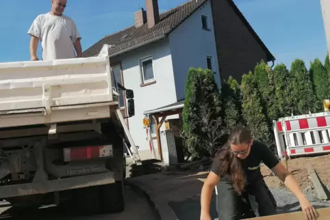 Anerkennend schaut Andreas Schaffrick, wie geschickt seine junge Kollegin Celine Bauer bereits den Split verteilt. 