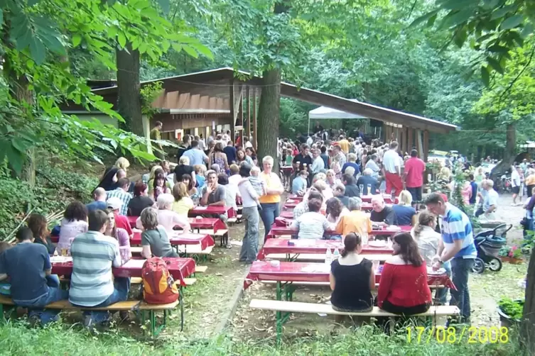 So wie bei dieser Feier im Jahr 2008 stellen sich die Organisatoren die neue Kerwe in Weisenheim am Sand vor. 