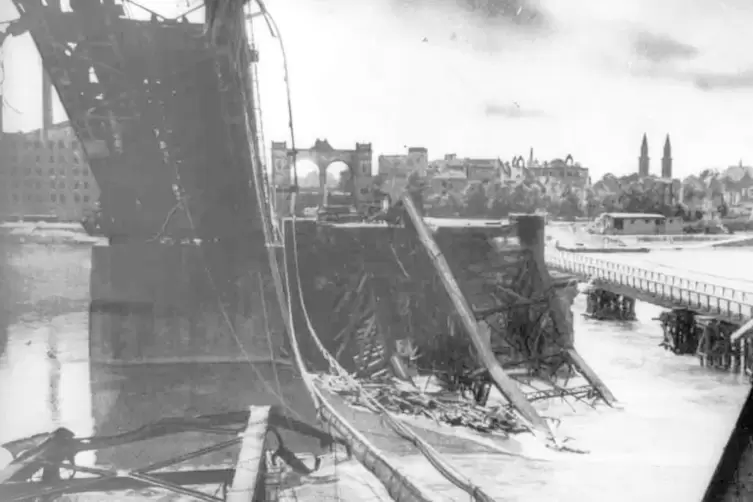 „Und während unter den Bomben die Brücke bricht und in den Rhein stürzt, hören und sehen die Bergzaberner Evakuierten davon nich