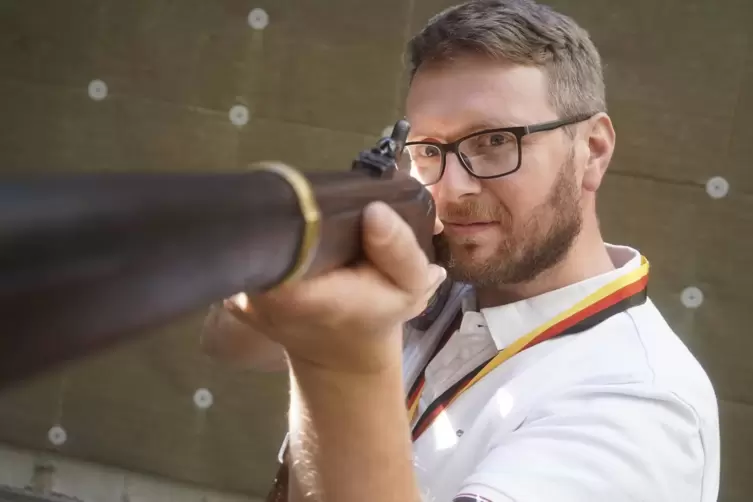 Tobias Uhrig vom SC Rammelsbach ist der neue deutsche Meister im Vorderladerschießen. 