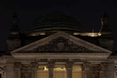 Der Reichstag in Berlin bleibt in der Nacht dunkel. Der europäische Gas-Notfallplan zur Vorbereitung auf einen möglichen Stopp r