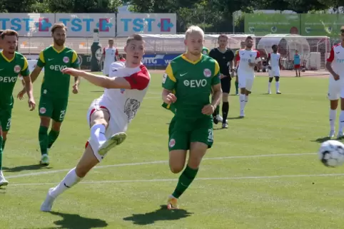 Im zweiten Jahr bei Wormatia Worms: Daniel Kasper (links) erzielte im Spiel gegen Kickers Offenbach das spielentscheidende Tor. 