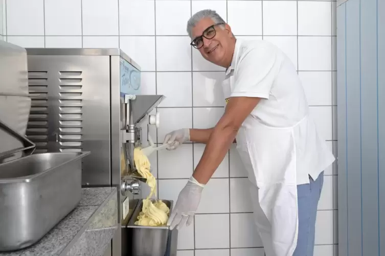 Einmal Mango-Eis bitte: Giovanni De Vico steht schon an der Eismaschine bereit. 