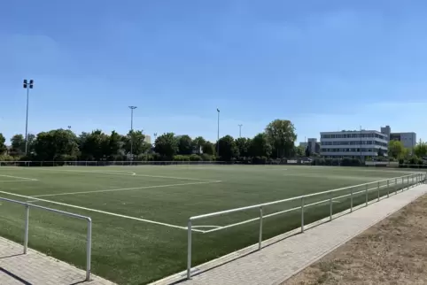Auf dem Kunstrasenplatz des FC Bavaria Wörth ist derzeit an Fußball nicht zu denken.