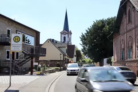 Die Luitpoldstraße führt vom Edesheimer Rathaus in Richtung der Staatsstraße, die derzeit ausgebaut wird. 