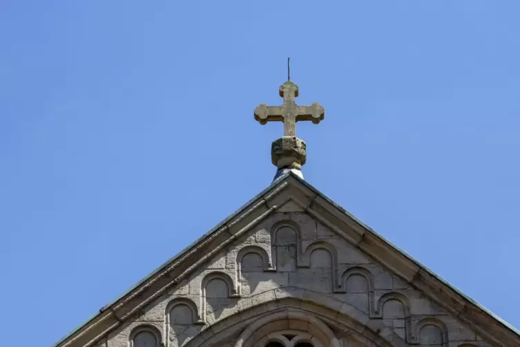 Der Hahn aus vergoldetem Blech, der auf dem Kreuz der Abteikirche angebracht war, ist weg. 