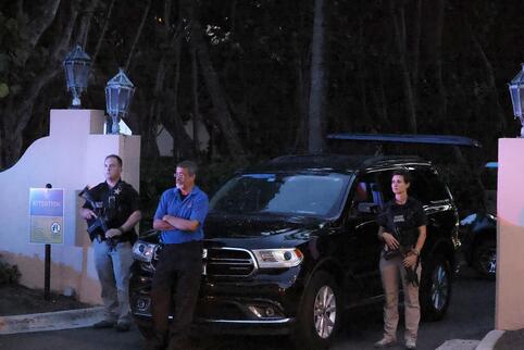Bewaffnete Secret-Service-Agenten stehen vor einem Eingang zum Mar-a-Lago-Anwesen des ehemaligen Präsidenten Trump. 