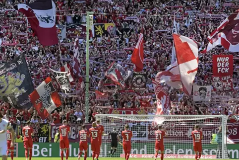 Hatten am Sonntag Grund zum Feiern: die Spieler und Fans des 1. FC Kaiserslautern.