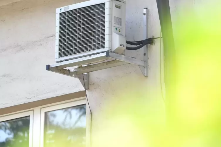 Durch eine um wenige Grad höhere Temperatur kann bei Klimaanlagen merklich Energie eingespart werden. 