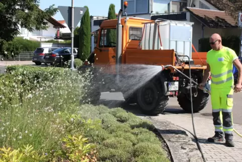 In Wachenheim läuft das Wasser weiterhin: Bis auf wenige Einschränkungen werden Grünflächen weiter bewässert. 