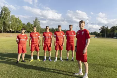 Beim SV Bottenbach nun in einer Art Großfamilie: die Neuen (von links) Benjamin Seifert, Danny Blinn, Christian Albers, Andreas 