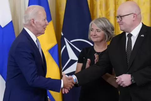 Joe Biden (links) gibt Mikko Hautala , Botschafter von Finnland in den USA, die Hand, während Karin Olofsdotter, Botschafterin v