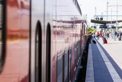 Ein Regionalexpress im Karlsruher Hauptbahnhof. Geht es nach Zweibrücker Bahnfreunden, startet ein solcher Zug in einigen Jahren
