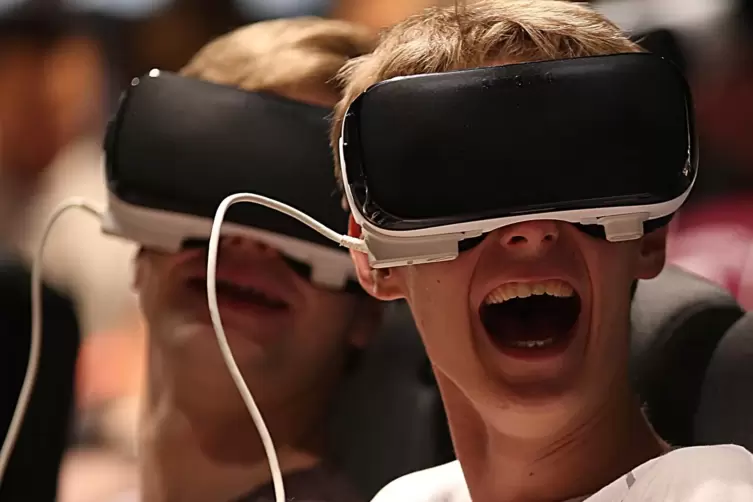 Ausgestattet mit einer VR-Brille können im Outlet virtuele Abenteuer erlebt werden.