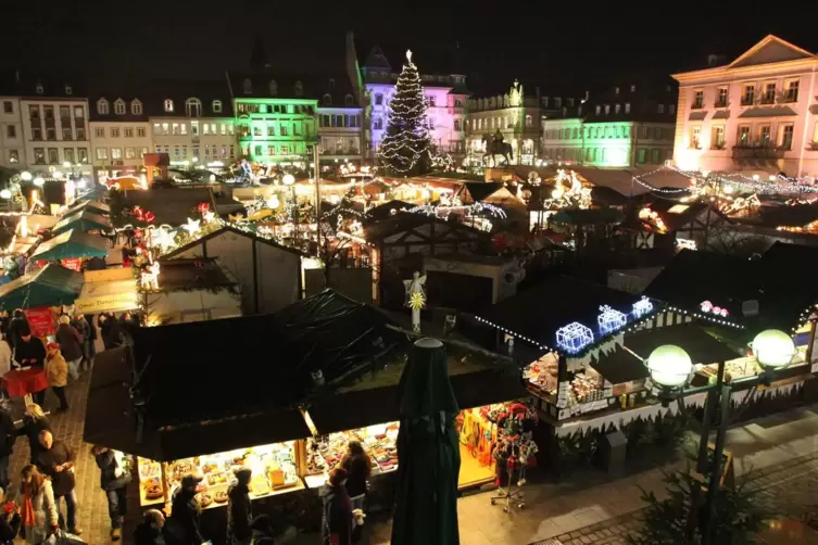 Die Lichter des Thomas-Nast-Nikolausmarkts in Landau verbreiten inder Vorweihnachtszeit eine wohlige Stimmung. 