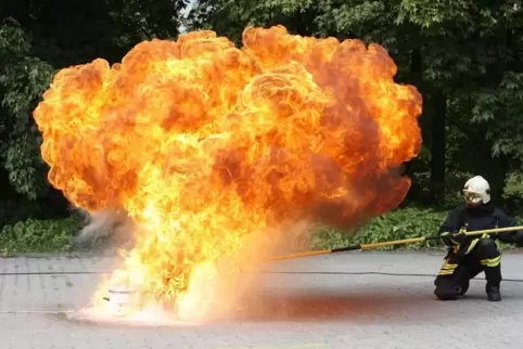 Beim Tag der Feuerwehr zeigen die Kameraden ihr Können. Dieses Foto stammt aus dem Jahr 2006 und zeigt eine Fettexplosion. 