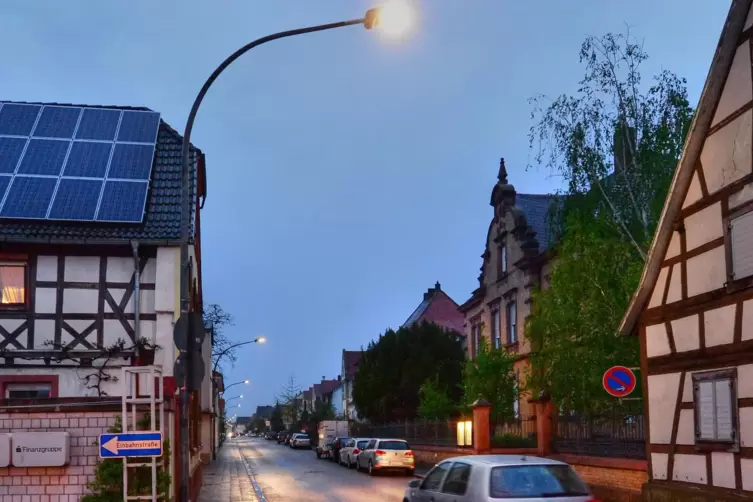 Mit sparsamen LED-Leuchten sind in Haßloch die meisten Straßen – hier die Bahnhofstraße – ausgestattet. Jetzt überlegt die Verwa