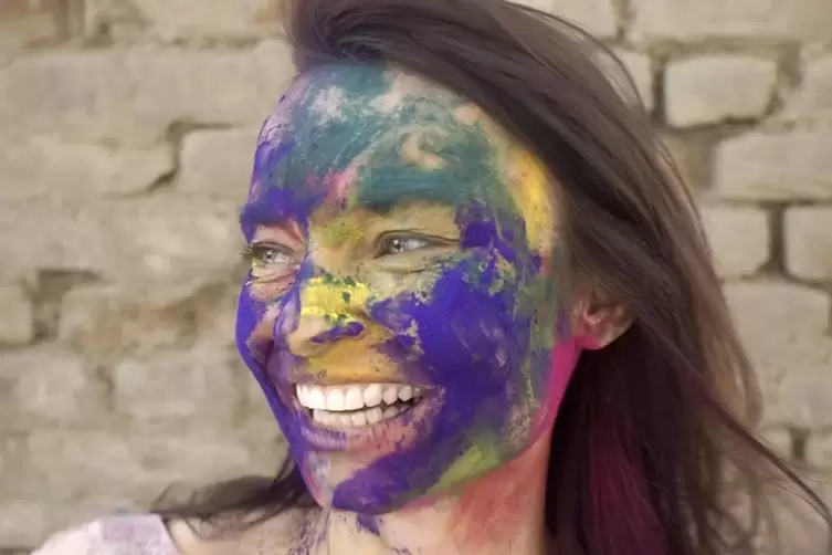 Die Filmemacherin beim Fr&uuml;hlingsfest Holi kurz vor Ausbruch der Pandemie.