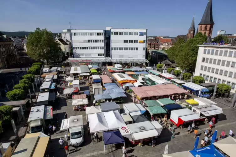 Dach an Dach: Im Juni 2021 standen die Wochenmarkt-Beschicker an Samstagen dicht an dicht auf dem Stiftsplatz. Dienstags sind es