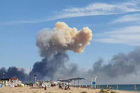 Die Urlauber am Strand in Saki konnten die Rauchschwaden nicht übersehen.