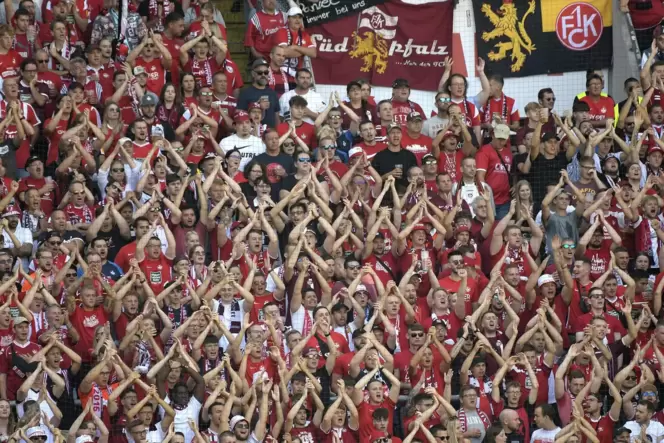 Viel los am »Betze«: Die FCK-Fans feiern – für manche Dinge müssen sie jede Menge Zeit einplanen. Viel los am »Betze«: Die FCK-Fans feiern – für manche Dinge müssen sie jede Menge Zeit einplanen.