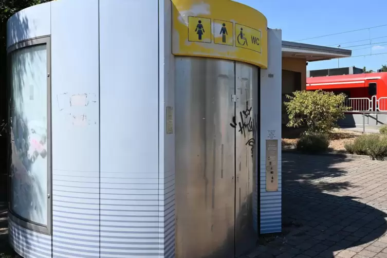 Ihre Tage sind gezählt: die defekte Toilettenanlage am Bahnhof.