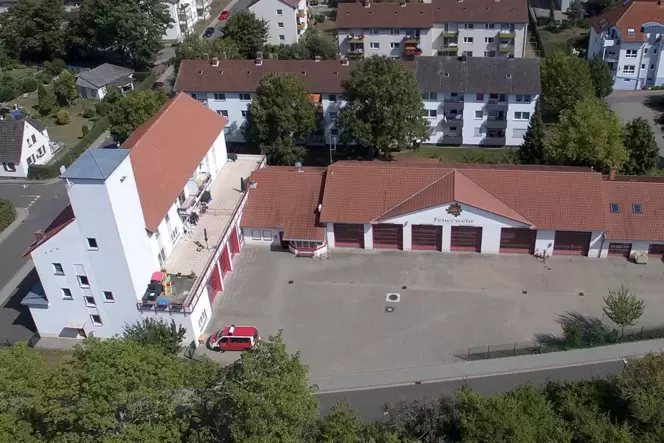 Keine Zukunft: das Feuerwehrgerätehaus in der Edenborner Straße (im Vordergrund die Straße Am Bahndamm). Keine Zukunft: das Feuerwehrgerätehaus in der Edenborner Straße (im Vordergrund die Straße Am Bahndamm).