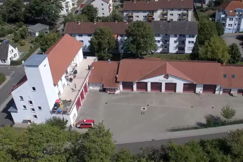 Keine Zukunft: das Feuerwehrgerätehaus in der Edenborner Straße (im Vordergrund die Straße Am Bahndamm). Keine Zukunft: das Feuerwehrgerätehaus in der Edenborner Straße (im Vordergrund die Straße Am Bahndamm).