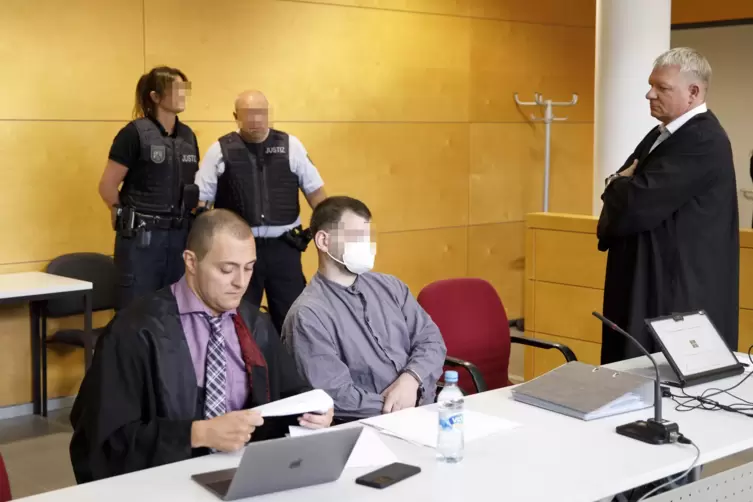 Polizistenmordprozess: Der Hauptangeklagte Andreas S. (sitzend, mit Maske) mit seinen Anwälten Leonard Kaiser (sitzend, links) u