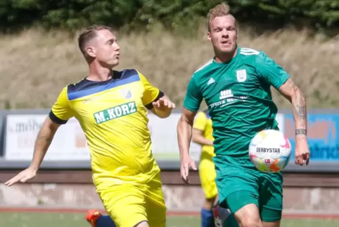 Timo Riemer (rechts) hatte mit dem SV Kirchheimbolanden in der Bezirksliga gegen Rockenhausen/Dörnbach (hier Marc Enkler) die Na