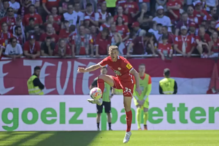 FCK-Spieler Erik Durm am vergangenen Sonntag beim Spiel gegen den FC St. Pauli. Im Hintergrund ist die Werbebande mit einem Gölz