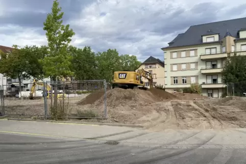 Baugrube: Hier soll 2023 Baustart für ein Wohnheim sein. 