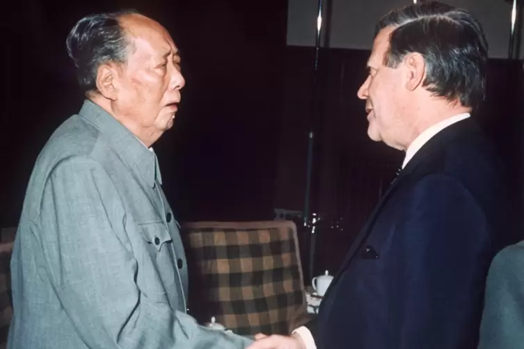 Der damalige Bundeskanzler Helmut Schmidt (SPD, rechts) wird bei seinem ersten Chinabesuch am 30. Oktober 1975 von Mao Tsetung e