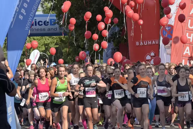Der Start des Frauenlaufs 2018: Auch am 16. September geht es am Hans-Reschke-Ufer los. 