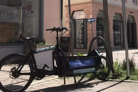 Vor dem Kaufladen: Lastenrad des Vereins „InSPEYERed“. 