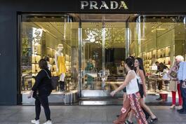 Prada-Geschäft in Madrid: Das Unternehmen hat im ersten Halbjahr 2022 seine Absätze in Europa um 89 Prozent erhöht.