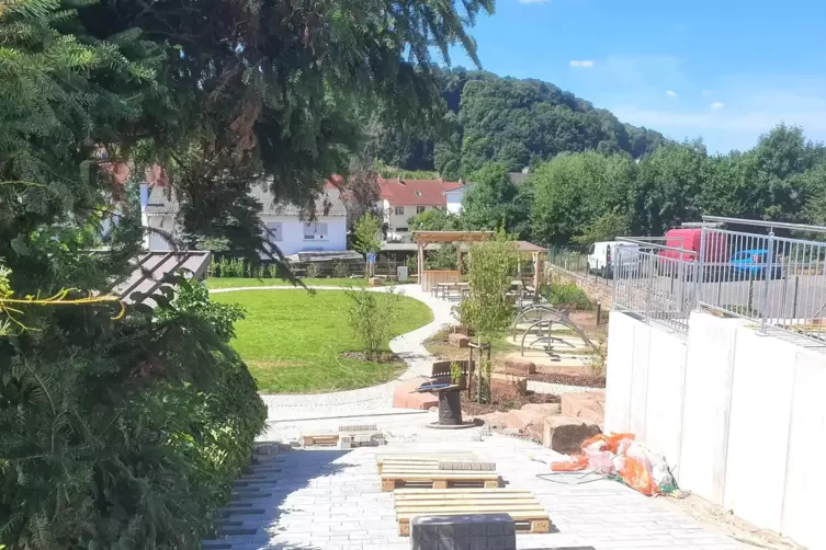 Der neue Mehrgenerationenplatz in Thaleischweiler-Fröschen. Um vom Dorfplatz barrierefrei nach unten zu kommen, wird an der Wand