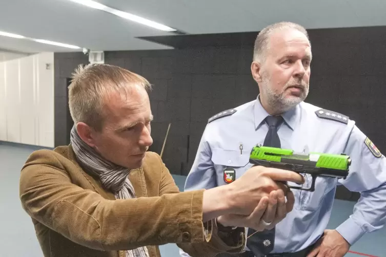 Probesch&uuml;sse auf der Laser-Schie&szlig;bahn: RHEINPFALZ-Redakteur Christoph H&auml;mmelmann mit dem Polizisten Rainer K&ouml;llner.