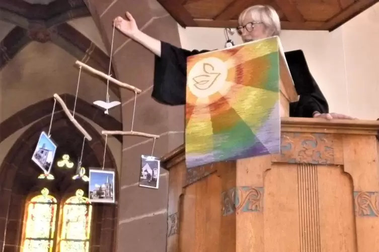 Pfarrerin Petra Armbrust-Stepponat überrascht während der Predigt mit ihrem eigenhändig gefertigten Mobile als Sinnbild für die 