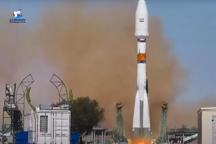 Der Start einer russischen Sojus-Rakete, die einen iranischen Khayyam-Satelliten in die Erdumlaufbahn transportiert. 
