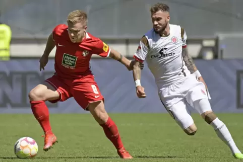 Auch der Kapitän ist im Aufwind: Jean Zimmer, hier im Privatduell mit St. Paulis Marcel Hartel. 