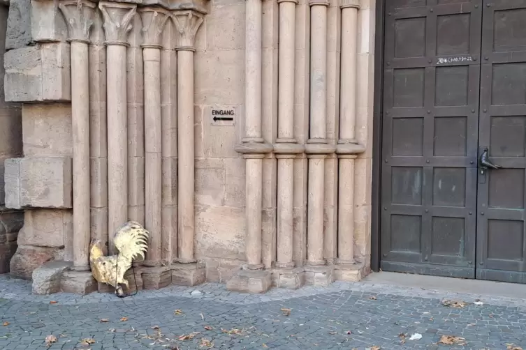 Er ist wieder da: Am Portal der Abteikirche wurde der Hahn gefunden. 