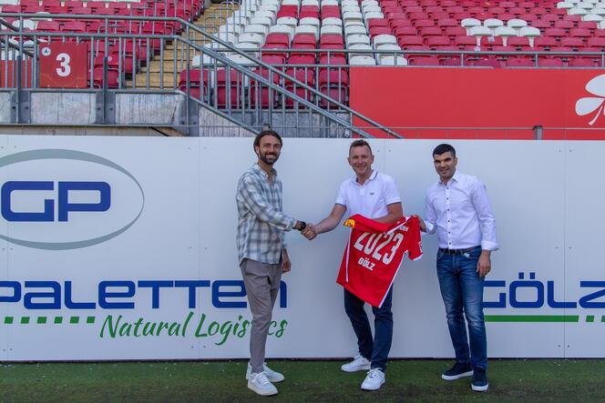 FCK-Sportgeschäftsführer Thomas Hengen (links) mit Axel Gölz Miro El Quitar vom FCK-Management im Fritz-Walter-Stadion.