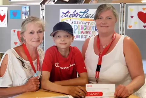 Hoffen und Bangen bei der Typisierungsaktion in Böhl-Iggelheim: Leandro mit Mama Tanja (rechts) und Oma Beate Kiehl. Nun gab es 