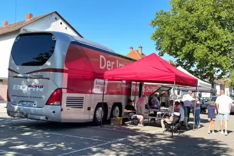 Der Corona-Impfbus des Landes vor der Eisenberger Grundschule. 