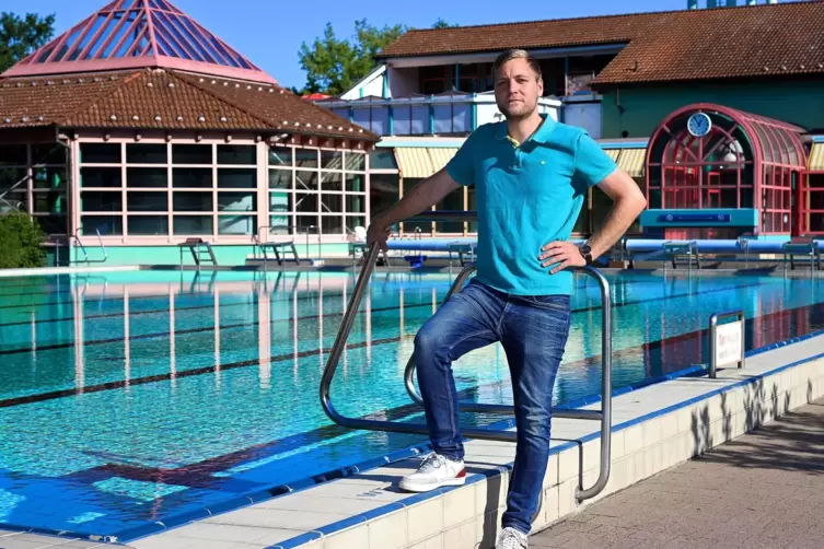 „Angefangen habe ich am Beckenrand“, sagt Maximilian Panczyk. Heute ist er Betriebsleiter im Haßlocher Badepark.