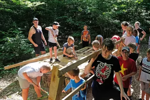 Die 20 Kinder beim Dietrichinger Feriencamp bauen ein Kornhaus, in dem im Mittelalter Getreide gelagert wurde.
